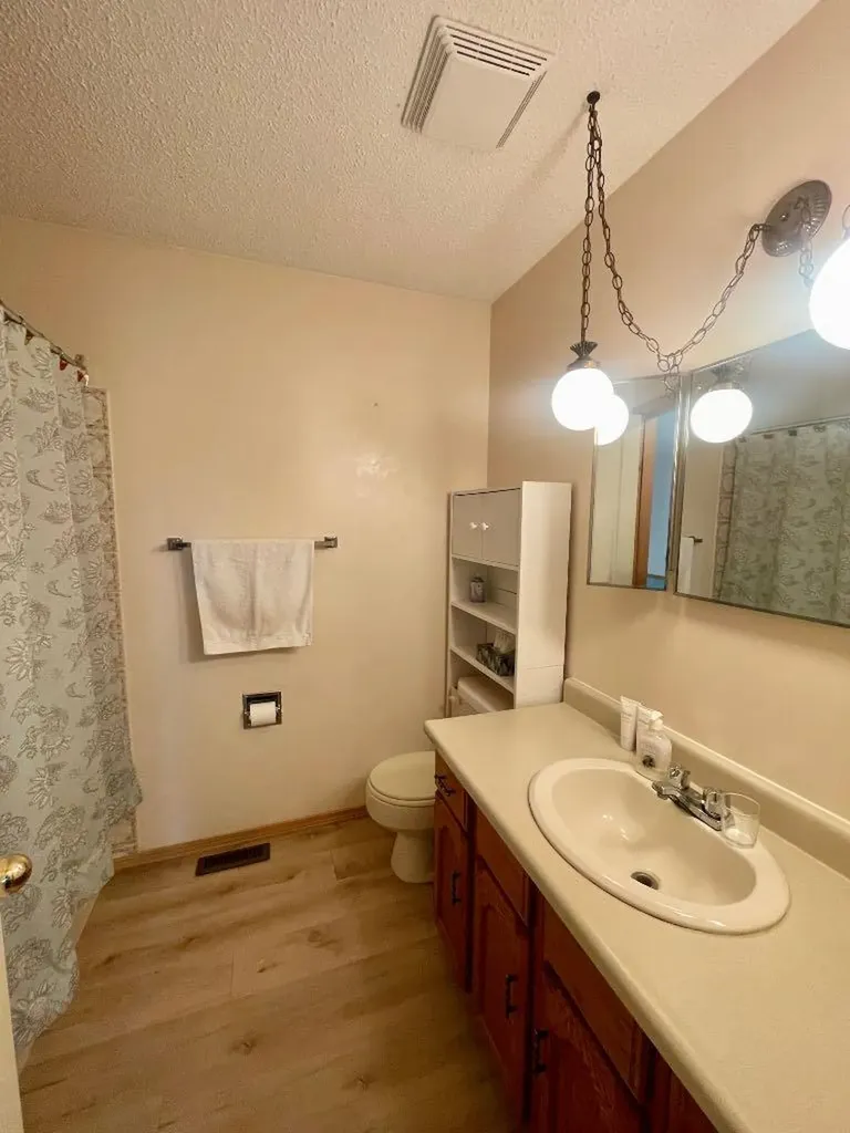 5909 11 Avenue Edson AB T7E 1J2