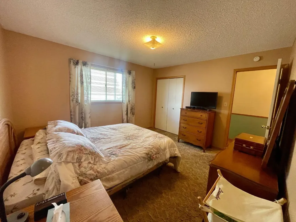 5909 11 Avenue Edson AB T7E 1J2