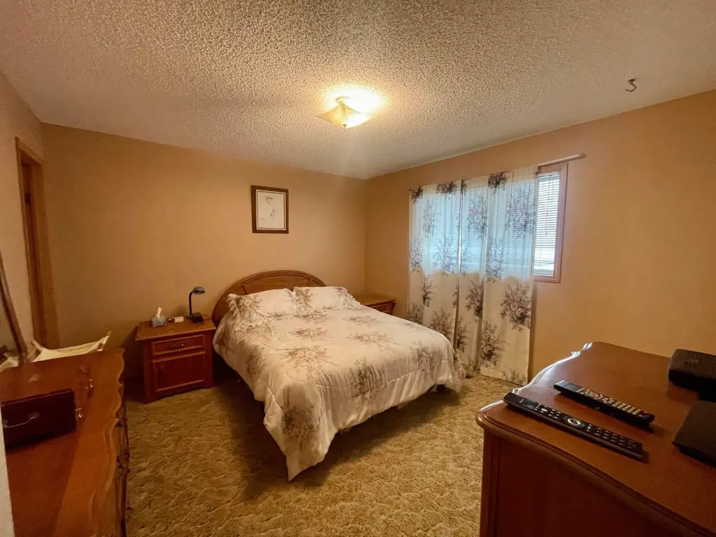 5909 11 Avenue Edson AB T7E 1J2