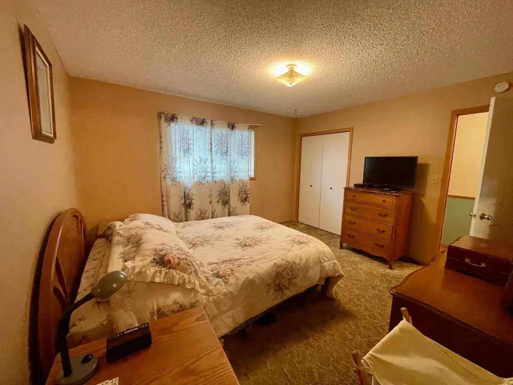5909 11 Avenue Edson AB T7E 1J2