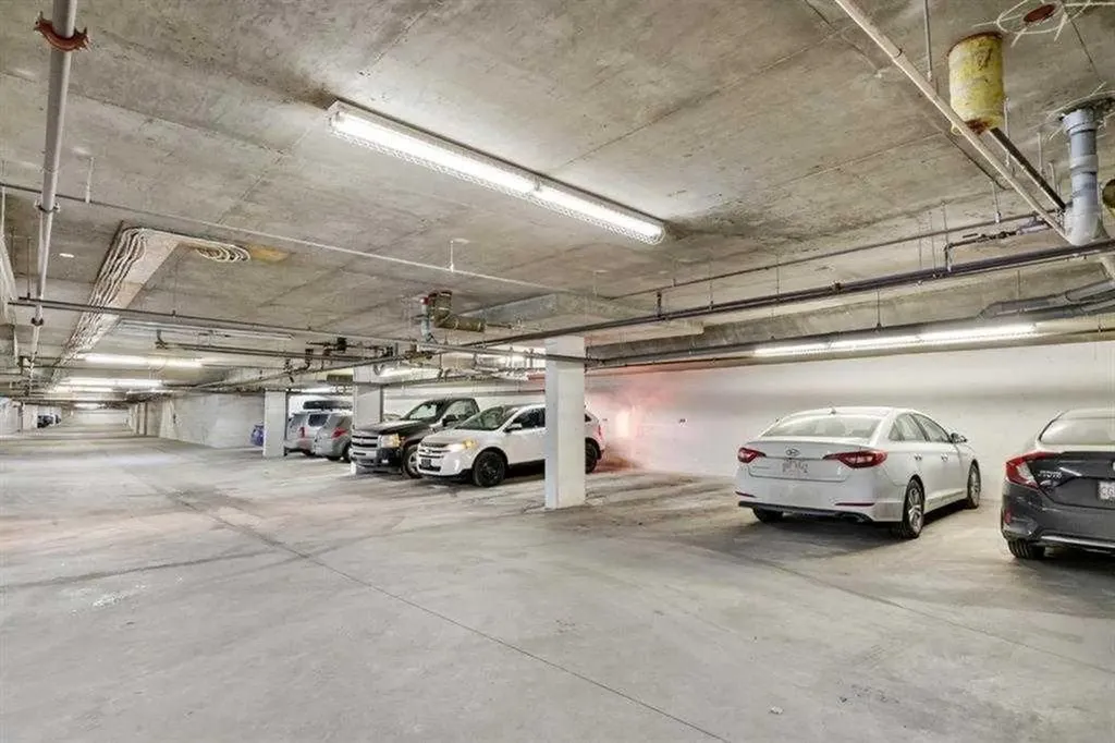 169 Rockyledge View NW Calgary AB T3G 5X1