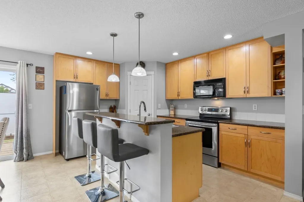 189 Country Village Manor NE Calgary AB T3K 0L6