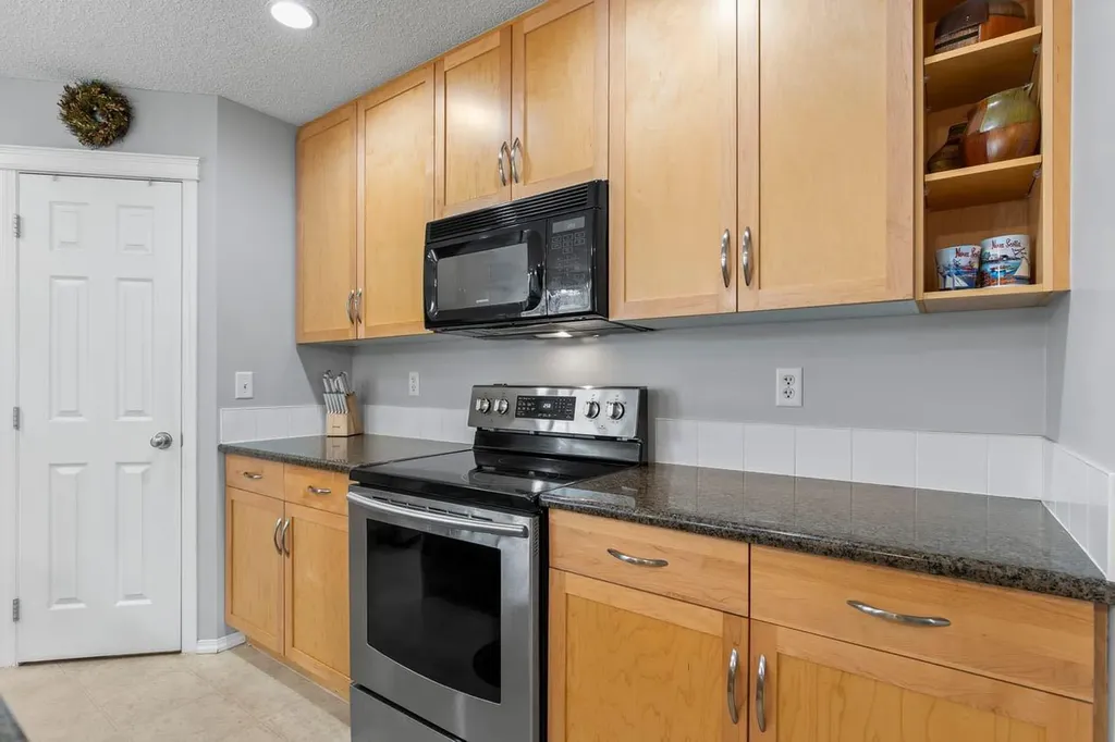 189 Country Village Manor NE Calgary AB T3K 0L6