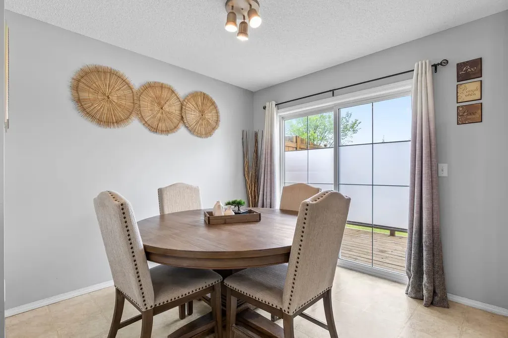 189 Country Village Manor NE Calgary AB T3K 0L6