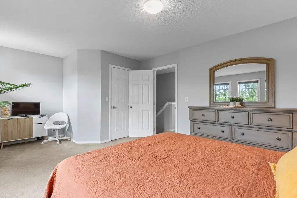 189 Country Village Manor NE Calgary AB T3K 0L6