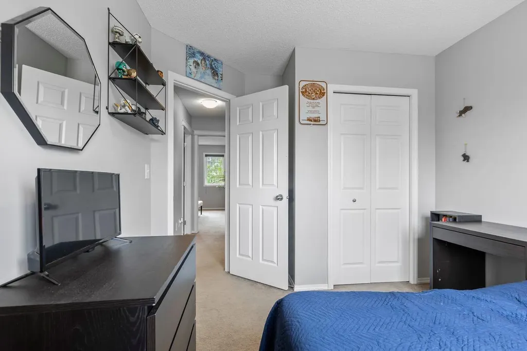 189 Country Village Manor NE Calgary AB T3K 0L6