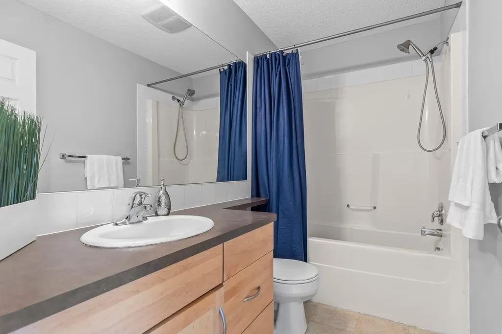 189 Country Village Manor NE Calgary AB T3K 0L6