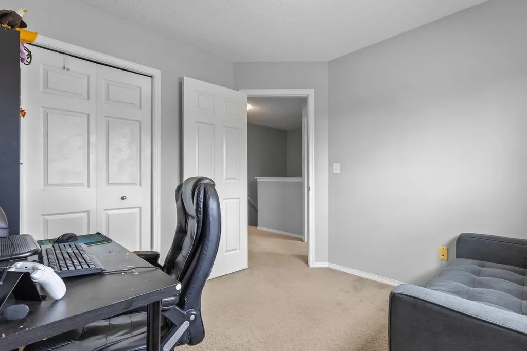 189 Country Village Manor NE Calgary AB T3K 0L6