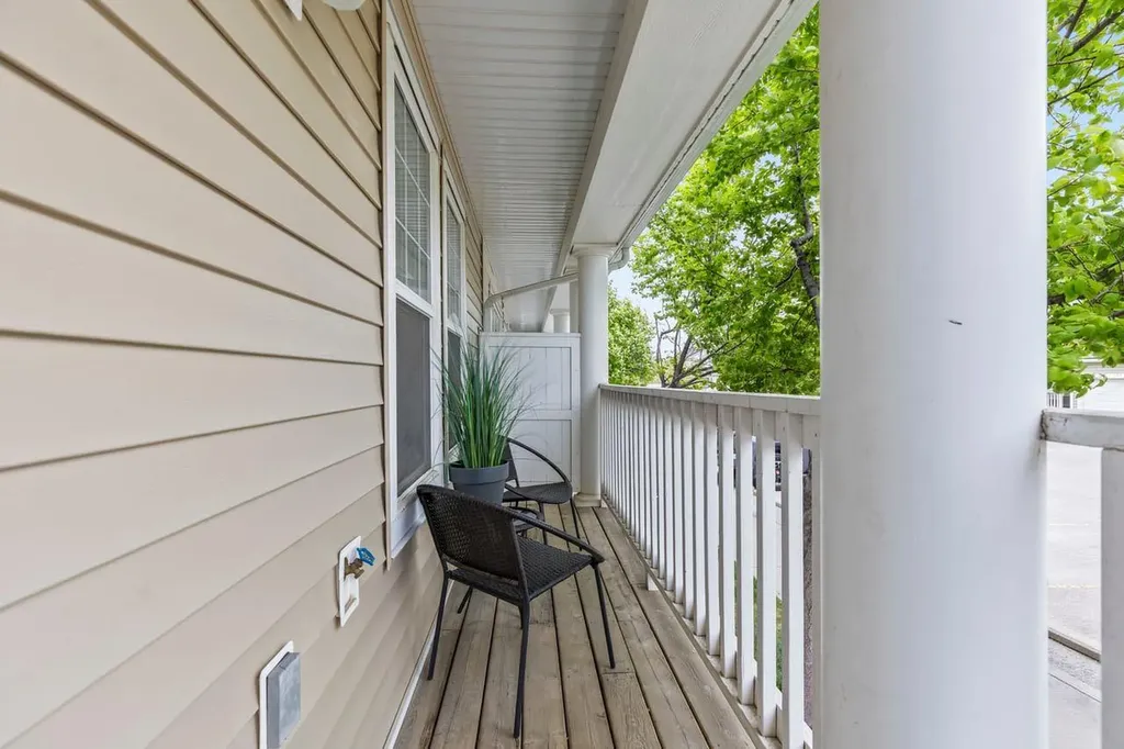 189 Country Village Manor NE Calgary AB T3K 0L6