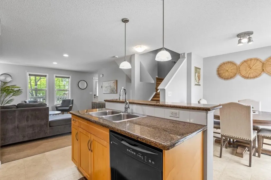 189 Country Village Manor NE Calgary AB T3K 0L6