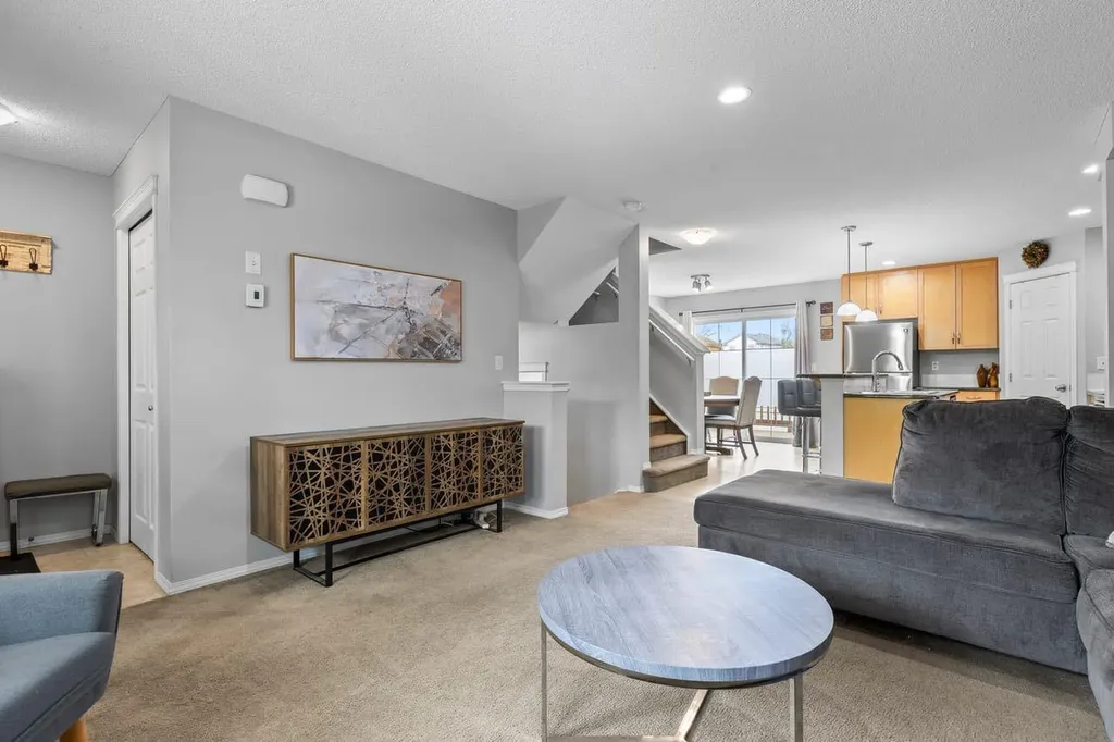189 Country Village Manor NE Calgary AB T3K 0L6