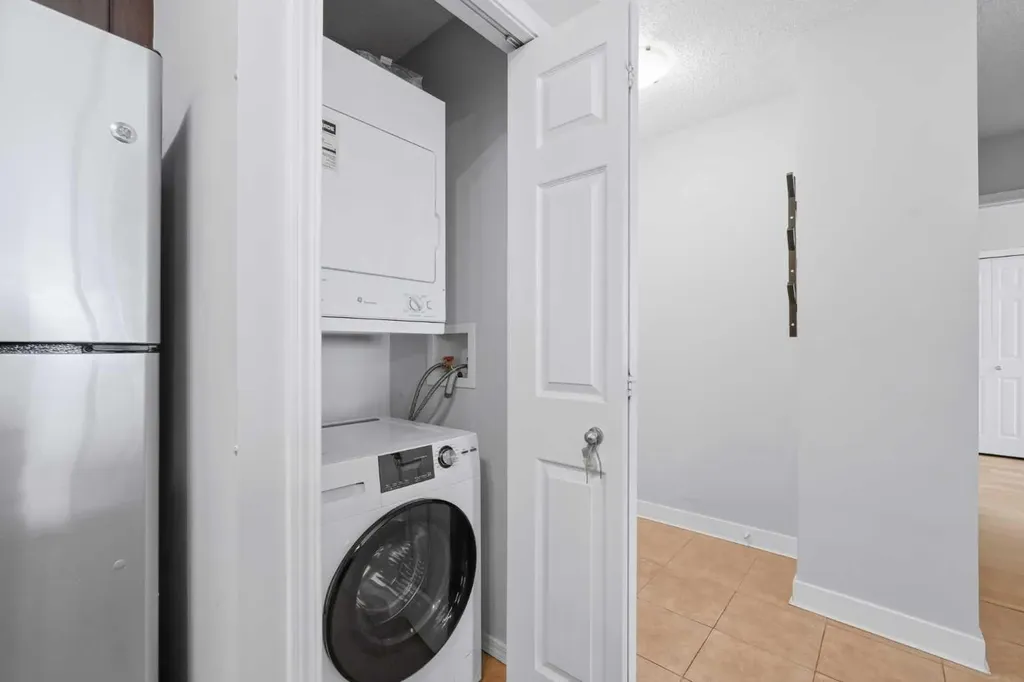 1053 10 Street SW Calgary AB T2R 1S6