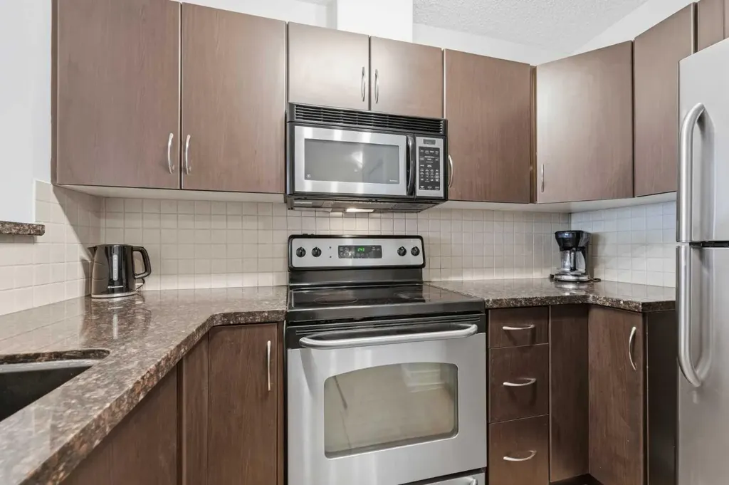 1053 10 Street SW Calgary AB T2R 1S6