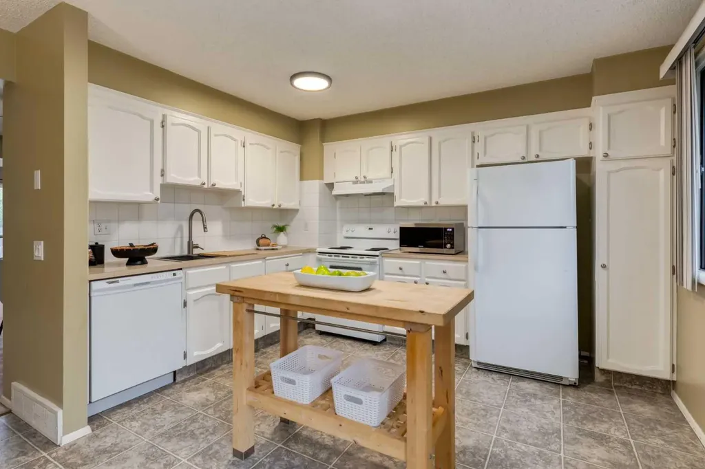 3302 50 Street NW Calgary AB T3A2C6