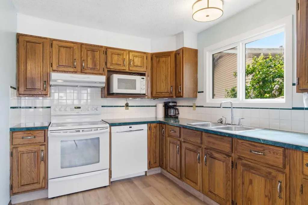 19 Templevale Way NE Calgary AB T1Y4V1