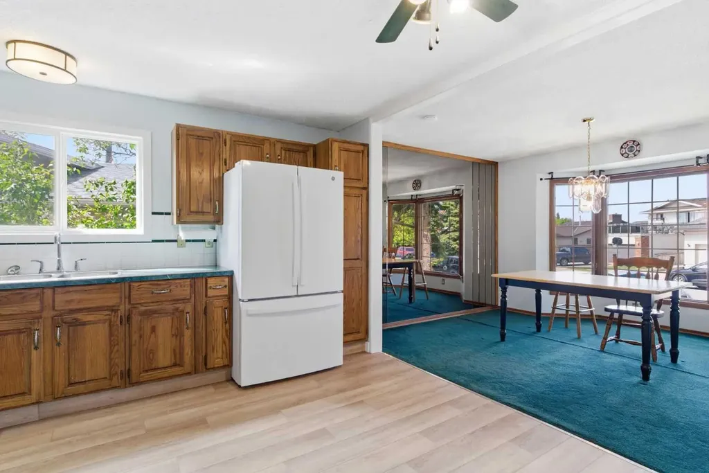 19 Templevale Way NE Calgary AB T1Y4V1