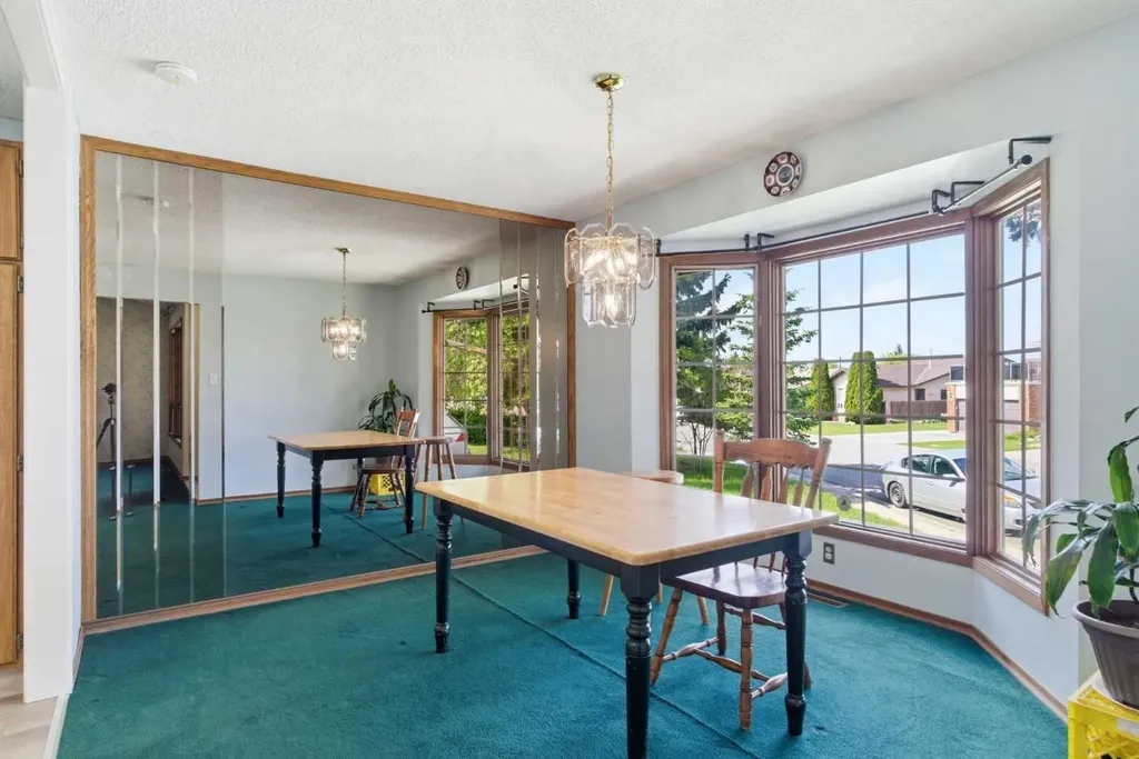 19 Templevale Way NE Calgary AB T1Y4V1