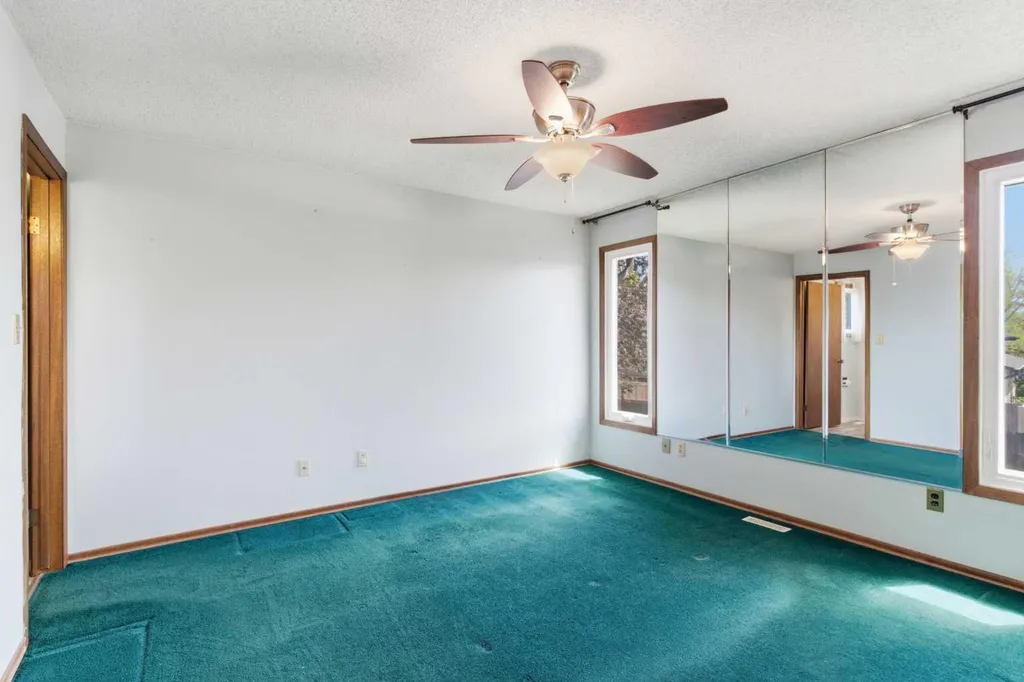 19 Templevale Way NE Calgary AB T1Y4V1