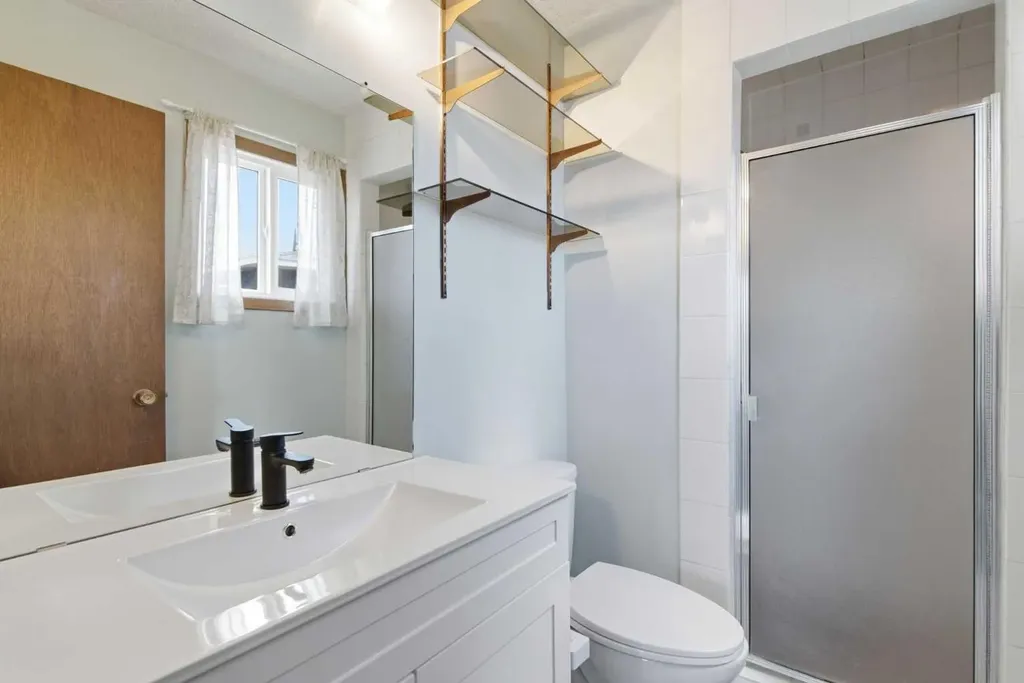19 Templevale Way NE Calgary AB T1Y4V1