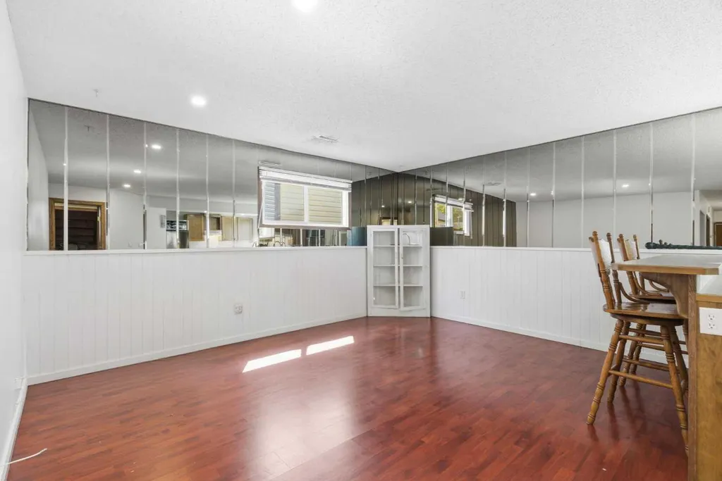 19 Templevale Way NE Calgary AB T1Y4V1