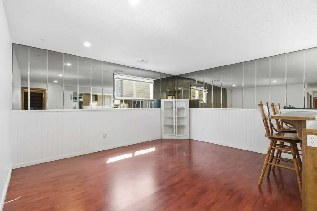 19 Templevale Way NE Calgary AB T1Y4V1