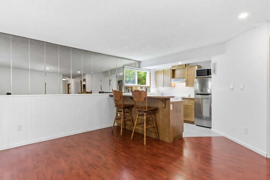 19 Templevale Way NE Calgary AB T1Y4V1