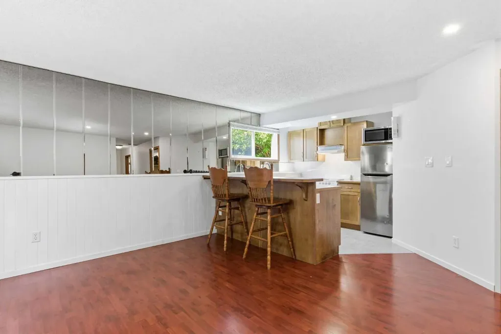 19 Templevale Way NE Calgary AB T1Y4V1