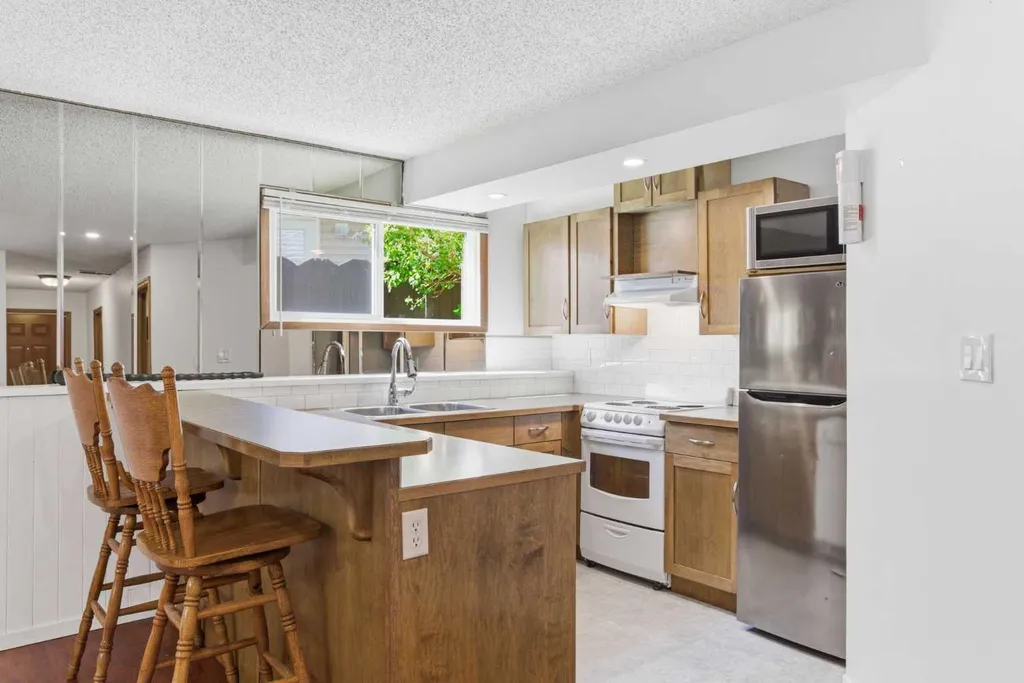 19 Templevale Way NE Calgary AB T1Y4V1