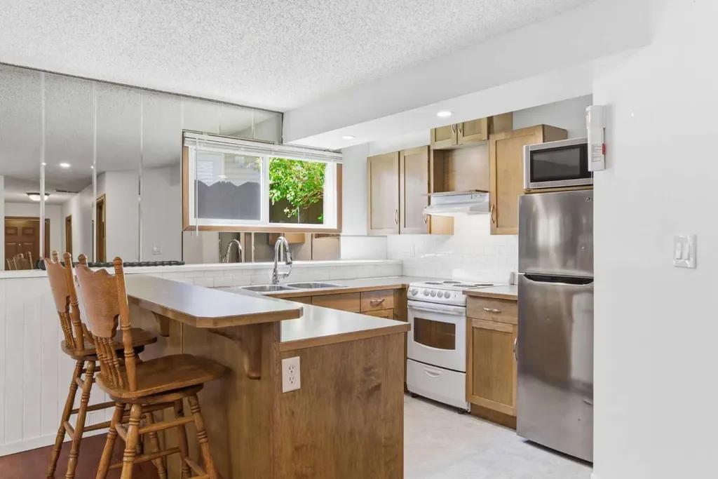 19 Templevale Way NE Calgary AB T1Y4V1