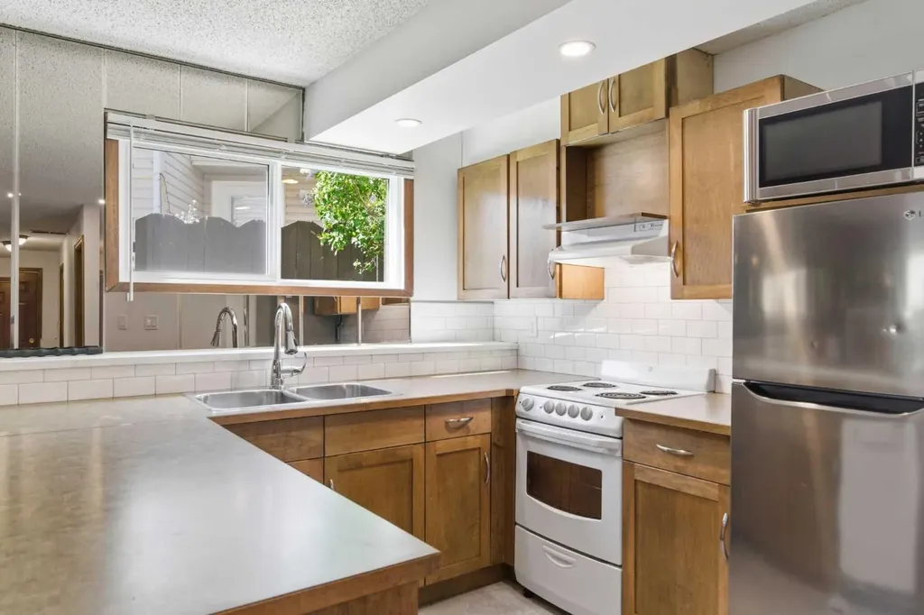 19 Templevale Way NE Calgary AB T1Y4V1