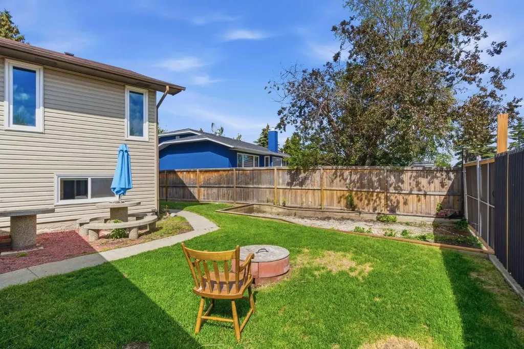19 Templevale Way NE Calgary AB T1Y4V1