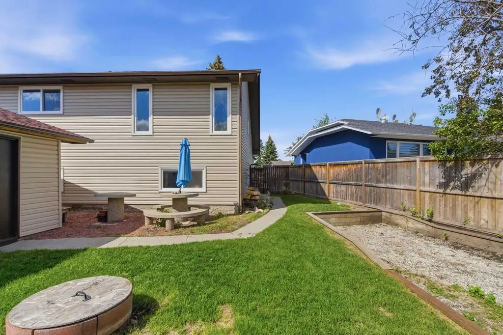 19 Templevale Way NE Calgary AB T1Y4V1