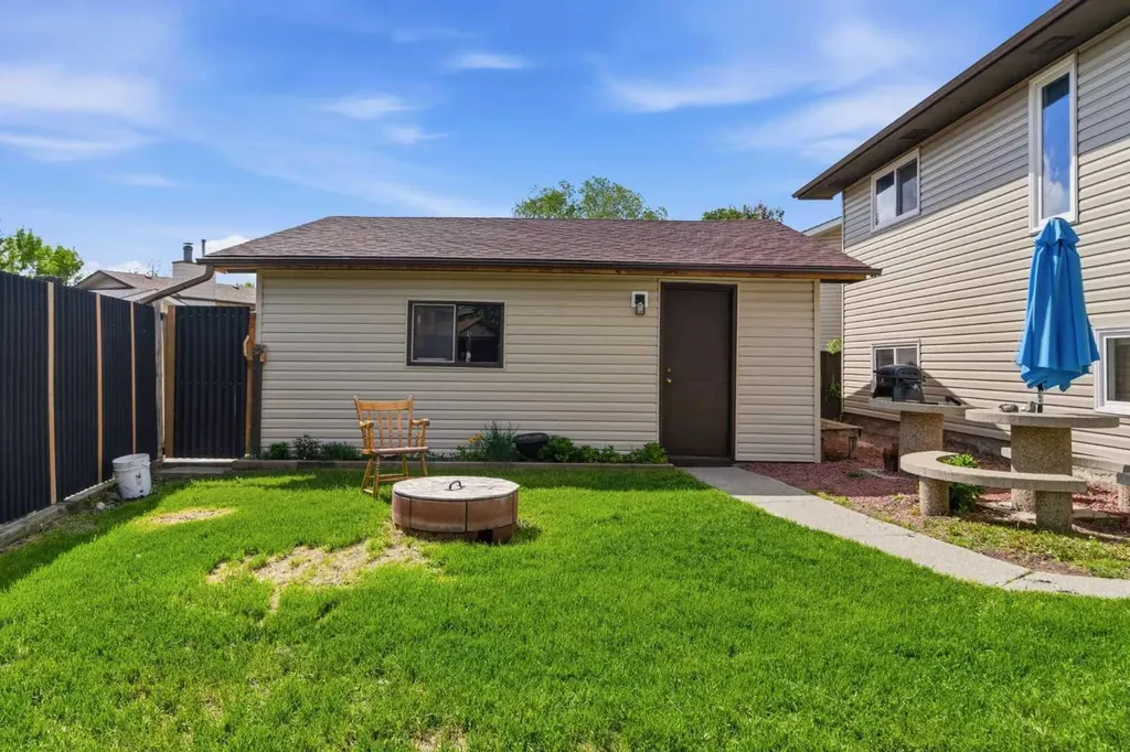 19 Templevale Way NE Calgary AB T1Y4V1