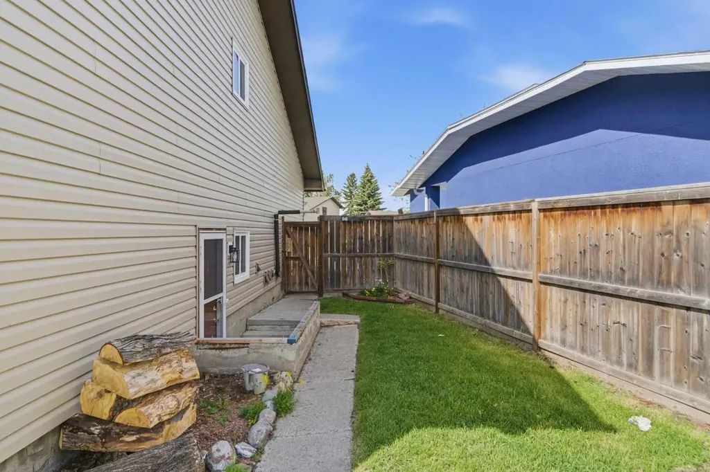 19 Templevale Way NE Calgary AB T1Y4V1