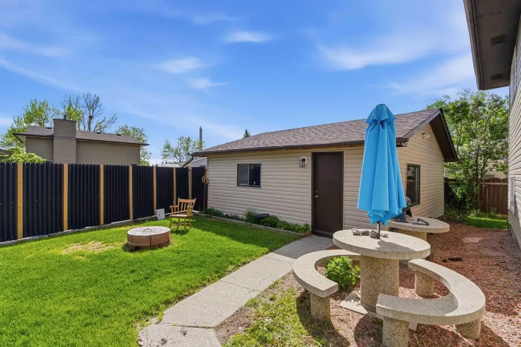 19 Templevale Way NE Calgary AB T1Y4V1