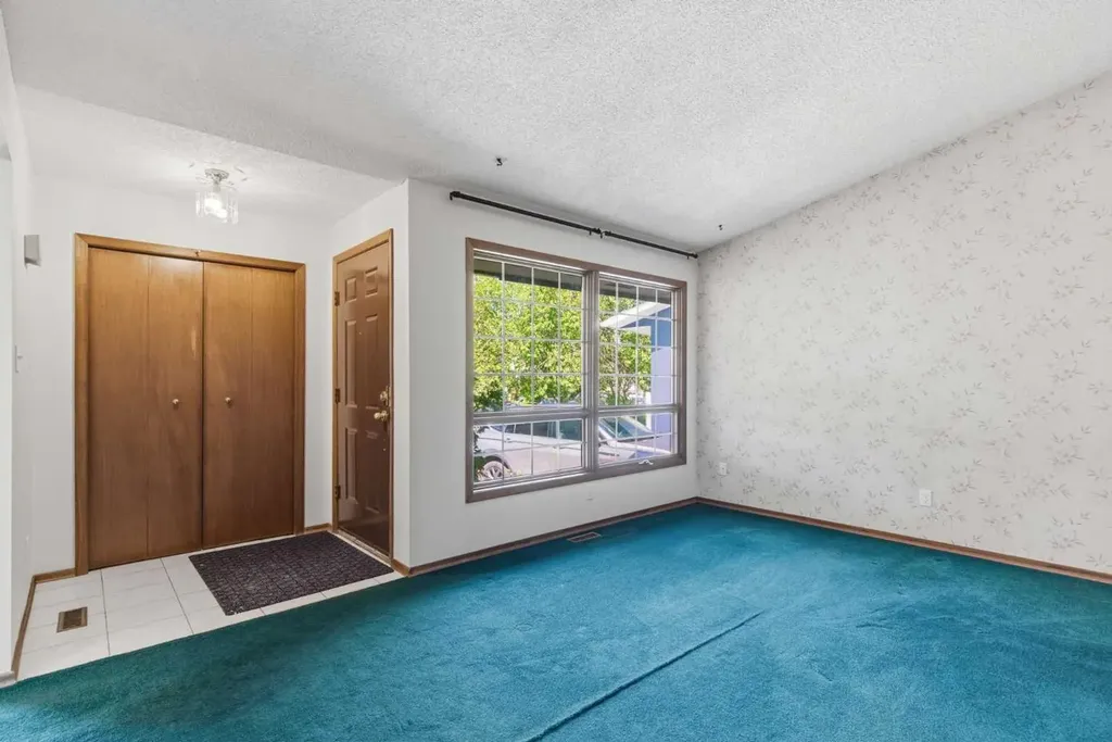 19 Templevale Way NE Calgary AB T1Y4V1