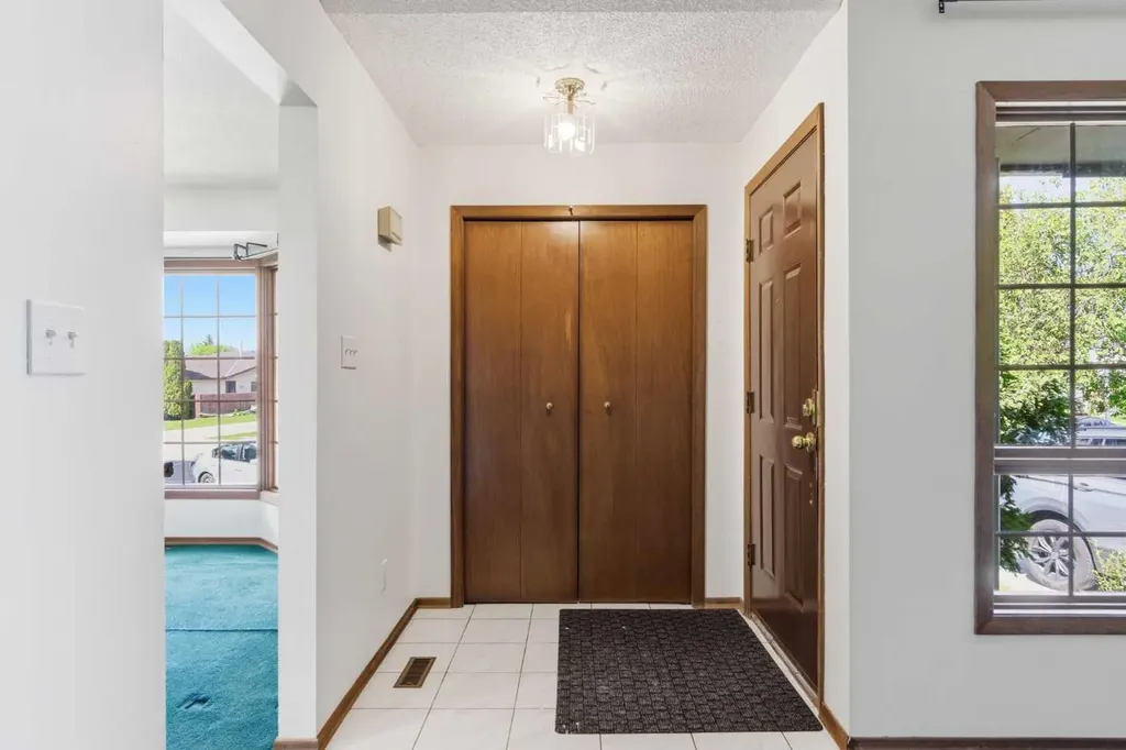 19 Templevale Way NE Calgary AB T1Y4V1