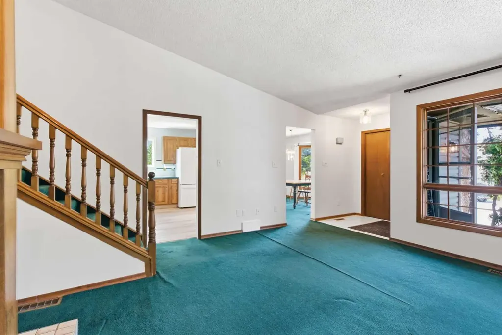 19 Templevale Way NE Calgary AB T1Y4V1