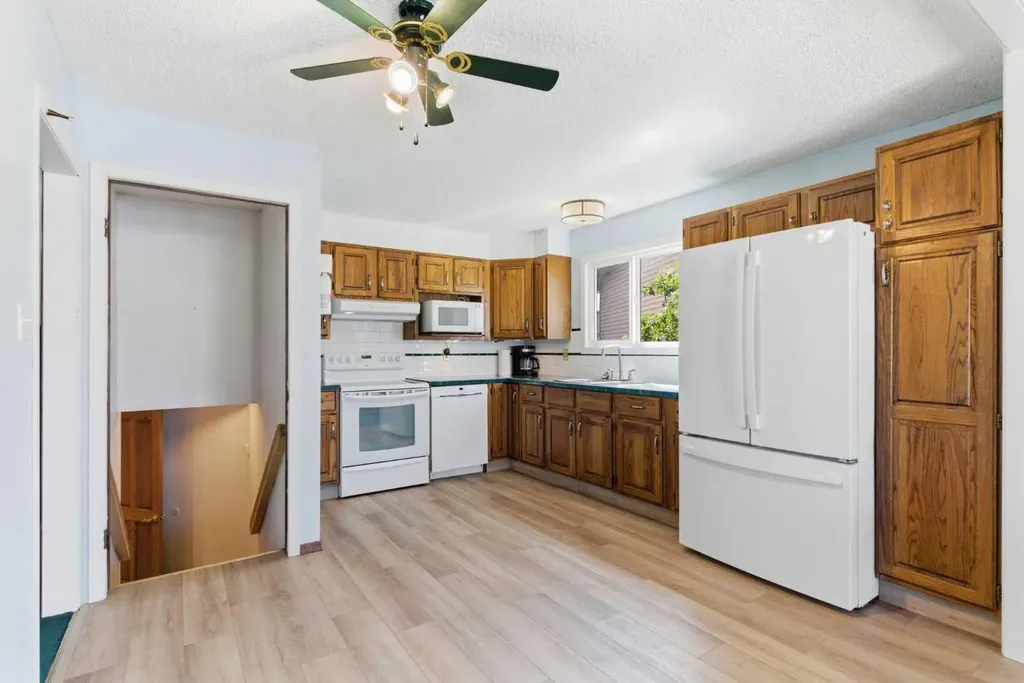 19 Templevale Way NE Calgary AB T1Y4V1