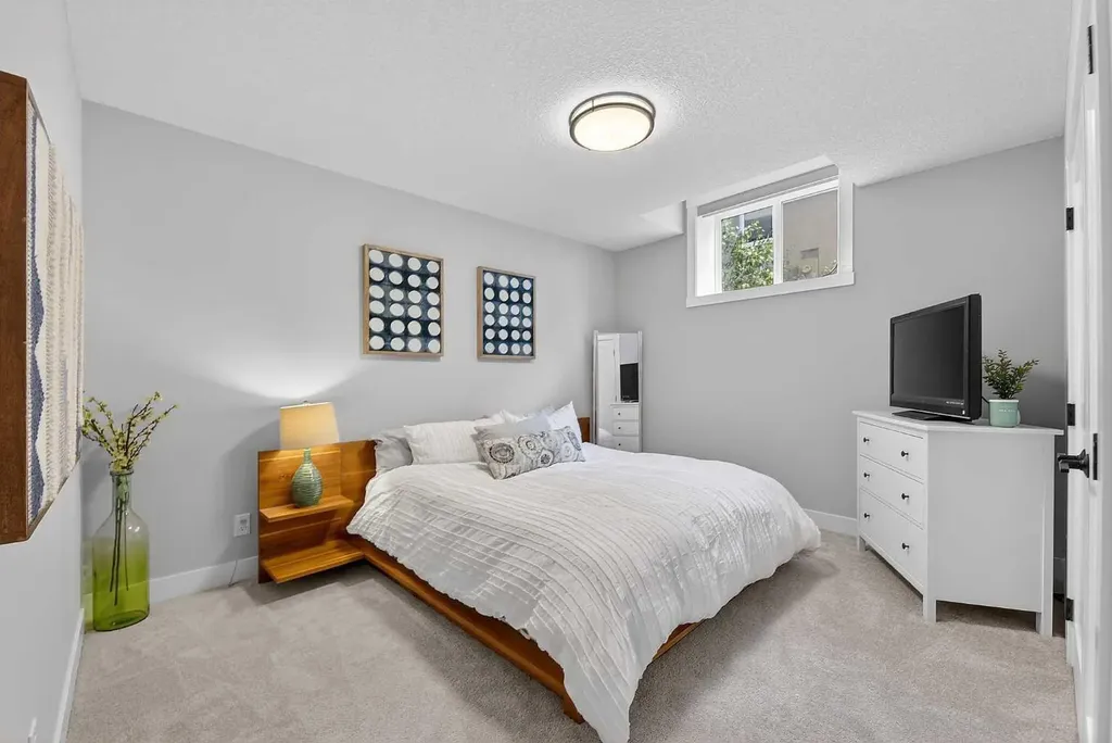 125 Cranbrook Heights SE Calgary AB T3M 1W7
