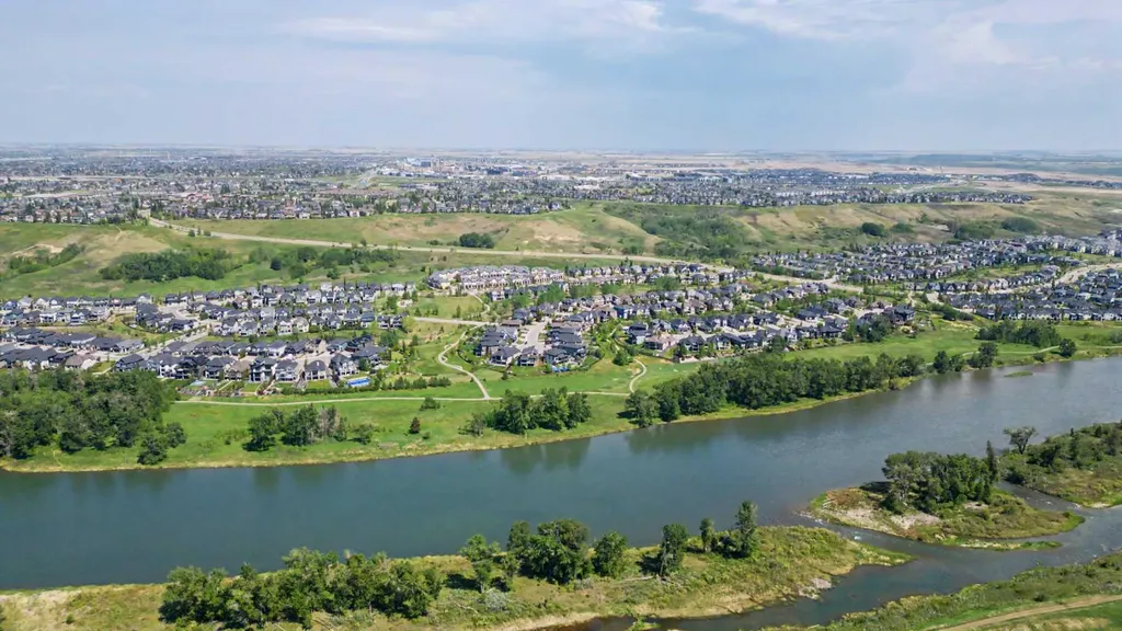 125 Cranbrook Heights SE Calgary AB T3M 1W7