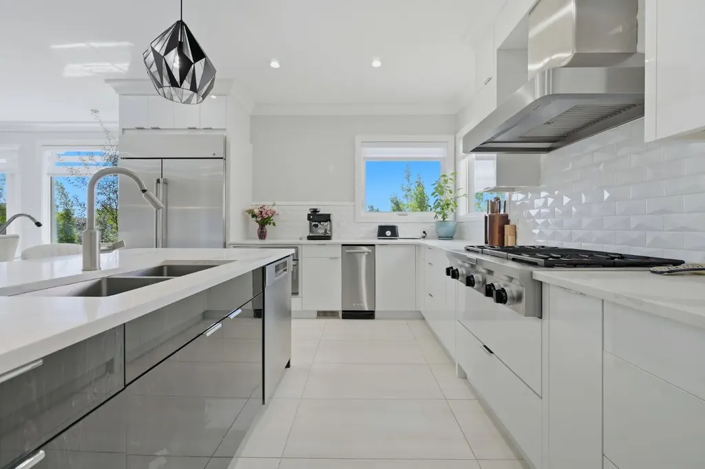 102 Malibou Road Calgary AB T2V 2A4