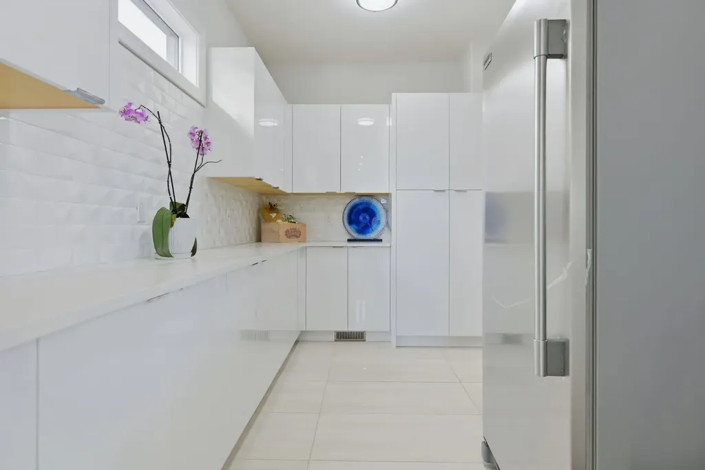 102 Malibou Road Calgary AB T2V 2A4