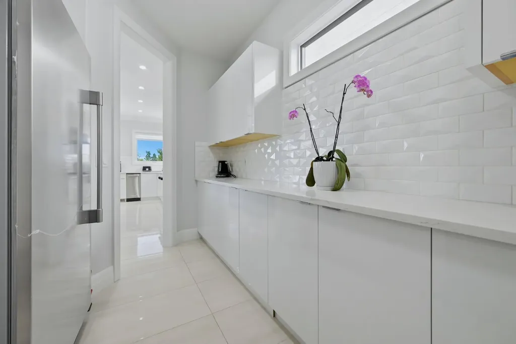 102 Malibou Road Calgary AB T2V 2A4