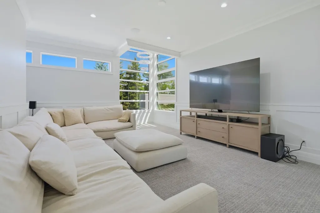 102 Malibou Road Calgary AB T2V 2A4
