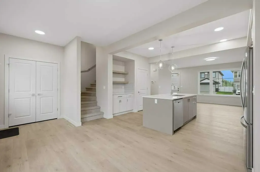 20 Memorial Parkway Rural Red Deer County AB T4E 3B7
