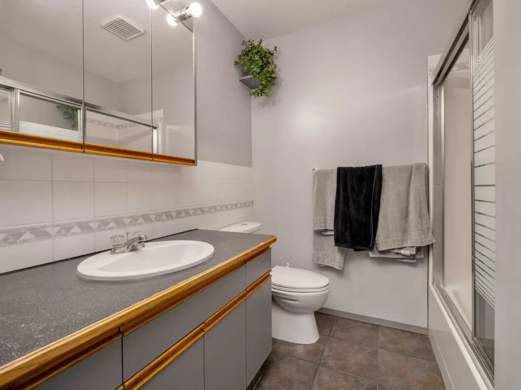 6005 46a Street Taber AB T1G 1E3
