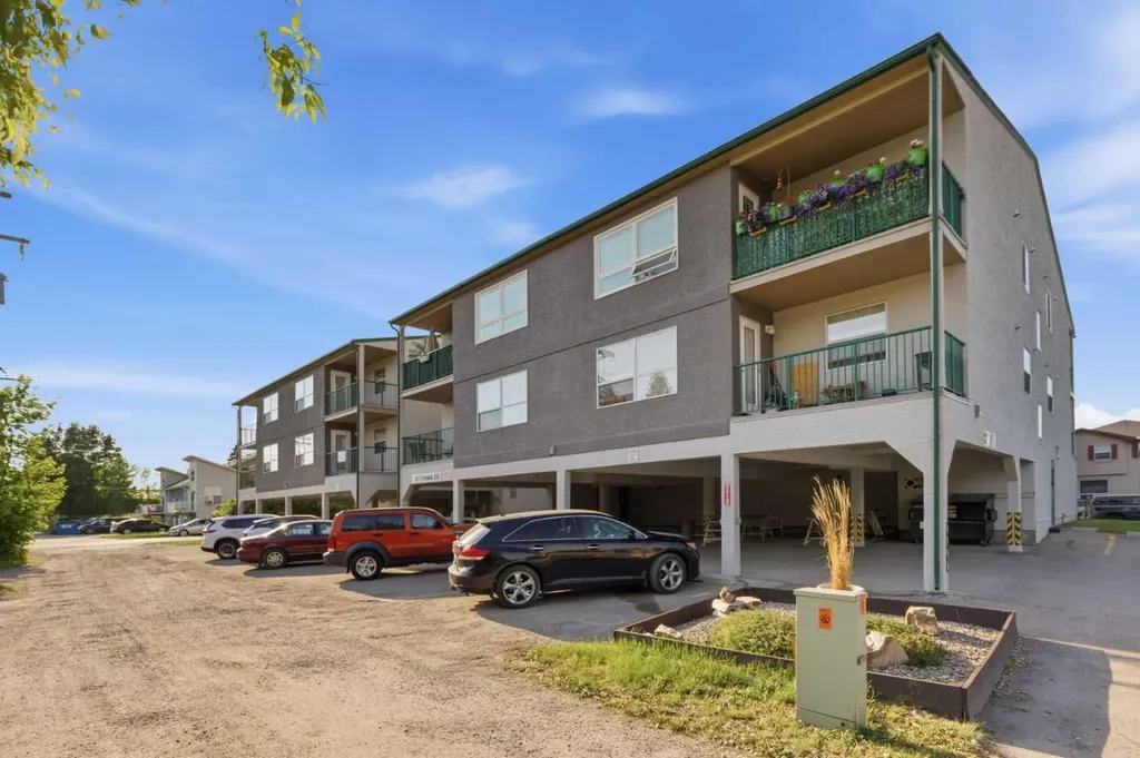 105 7 Avenue SE High River AB T1V 1T8