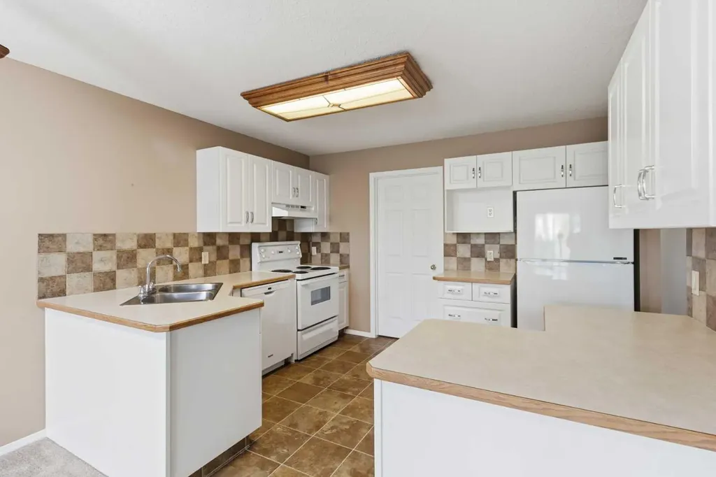 105 7 Avenue SE High River AB T1V 1T8