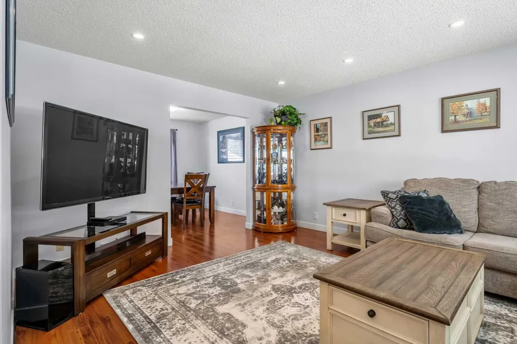 14520 Parkside Drive SE Calgary AB T2J 4J8
